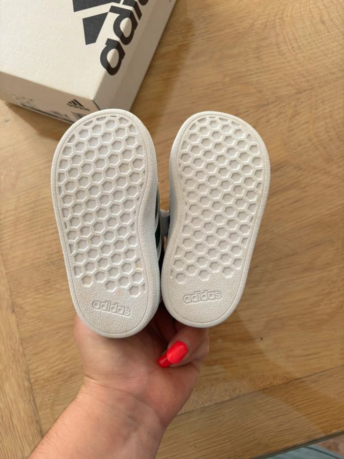 Basket garçon blanche et verte adidas T20 - photo numéro 3