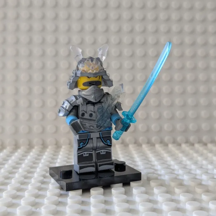 Figurine Ninjago : Maître ninja en armure de glace avec katana, style lego