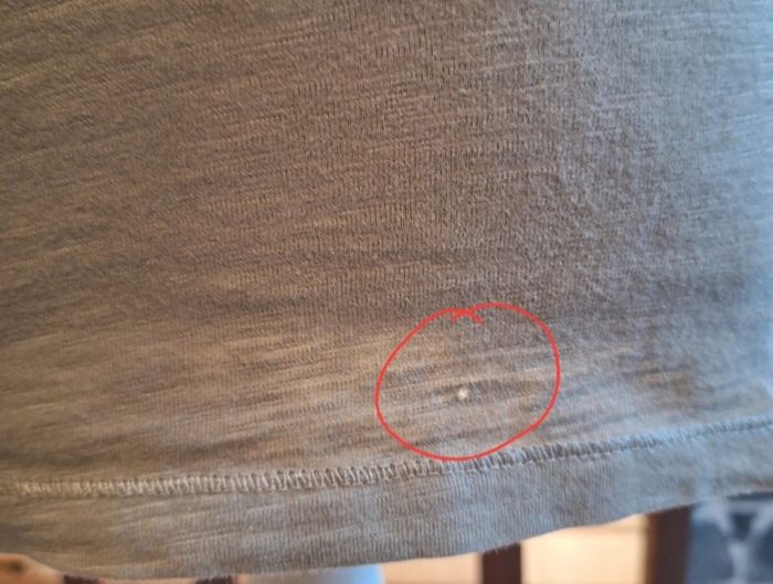 Tee-shirt kaki avec des sequins noirs sur les épaules - photo numéro 6