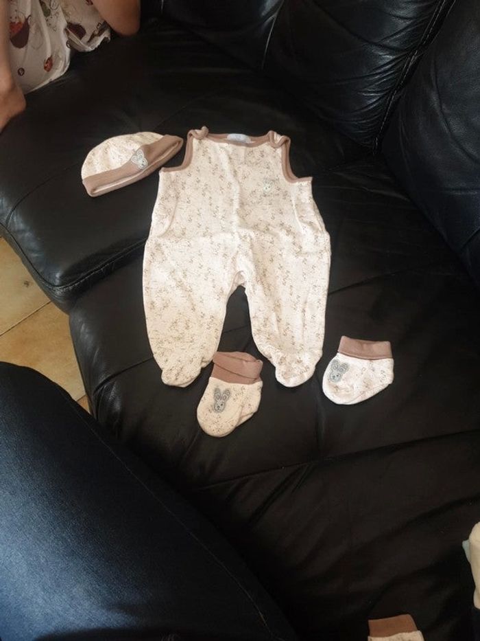 Pyjama 3 mois + bonnet + chaussons