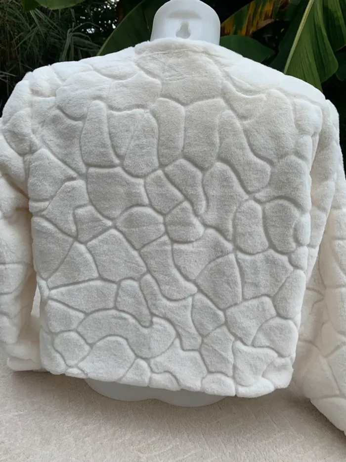 Veste courte fausse fourrure taille S-M blanche - photo numéro 7