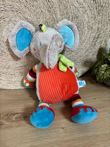 Doudou éléphant gris rouge écharpe verte tex