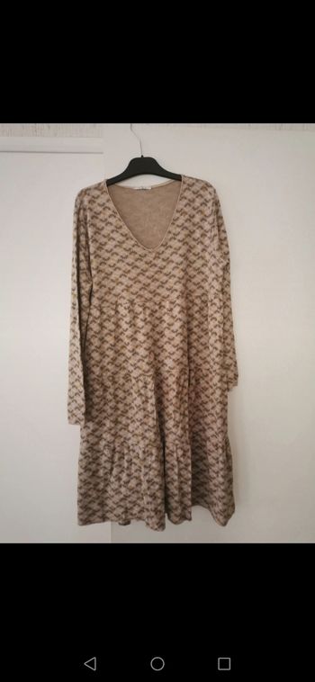Robe pull beige fleurs