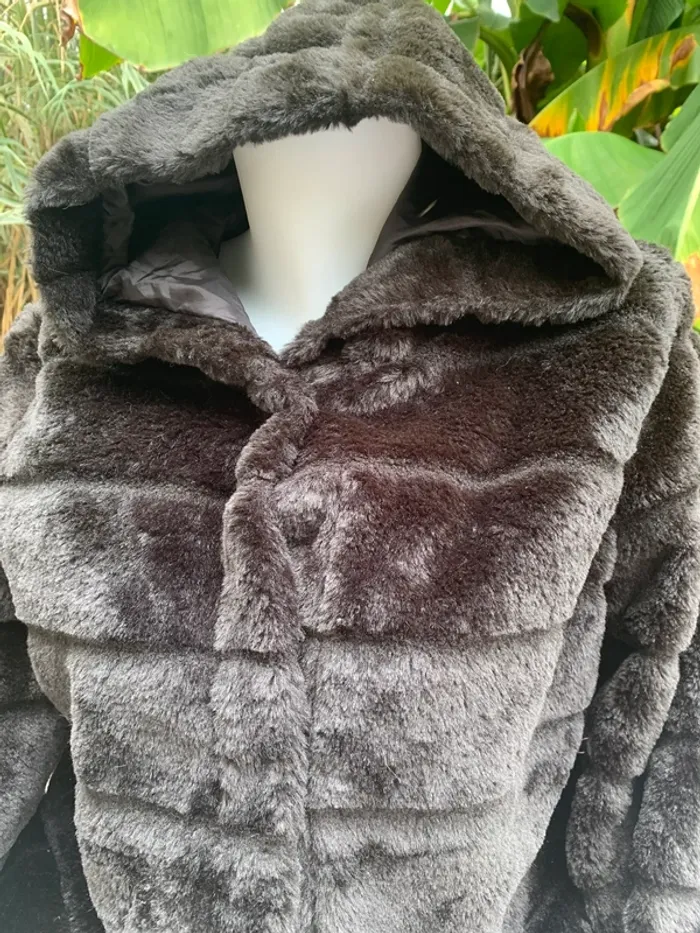 Manteau Tissaia fausse fourrure à capuche taille -38-40 - photo numéro 3