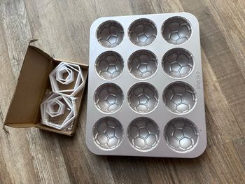 - Moule à gâteau ballon de foot et emporte pièce pour faire gâteau ballon de foot.  - Servi une fois