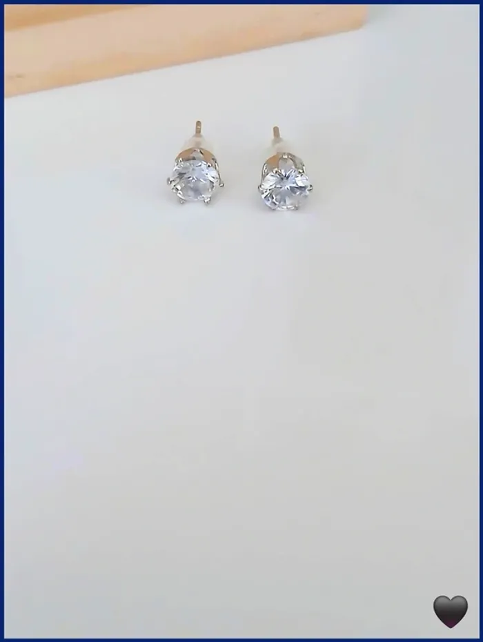 Clous d’oreilles effet diamant – Chic et minimaliste - photo numéro 3