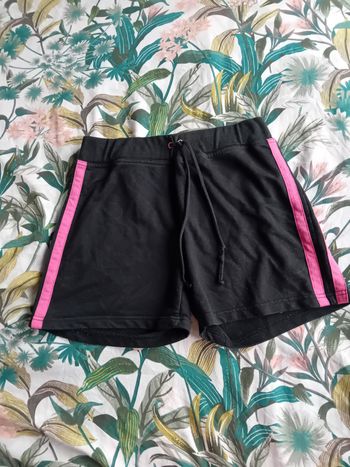 Short noir avec bandes roses