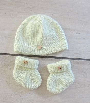 Ensemble bonnet et chaussons de coloris vert anis