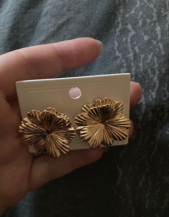 Boucles d’oreilles NEUVES pour femme forme de fleurs 🌼 couleur doré - photo numéro 6