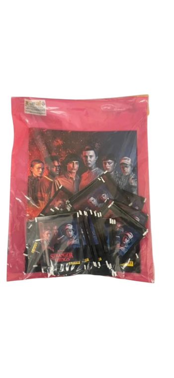 Album Panini Stranger Things + 50 pochettes de cartes stickers neuf