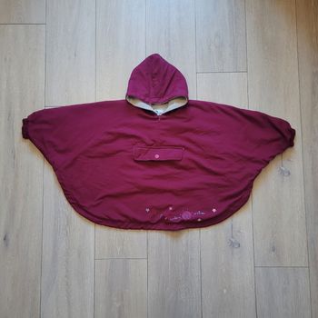 Poncho bordeau, intérieur gris. Fille 6 ans. Marque O'kids