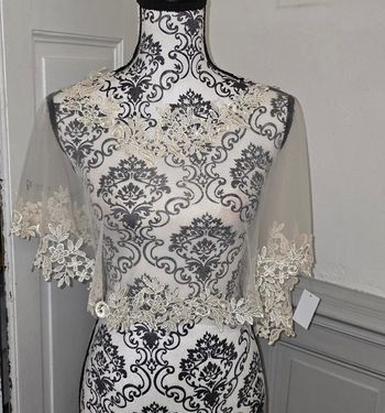Capeline en tulle et dentelle beige mariage soiree