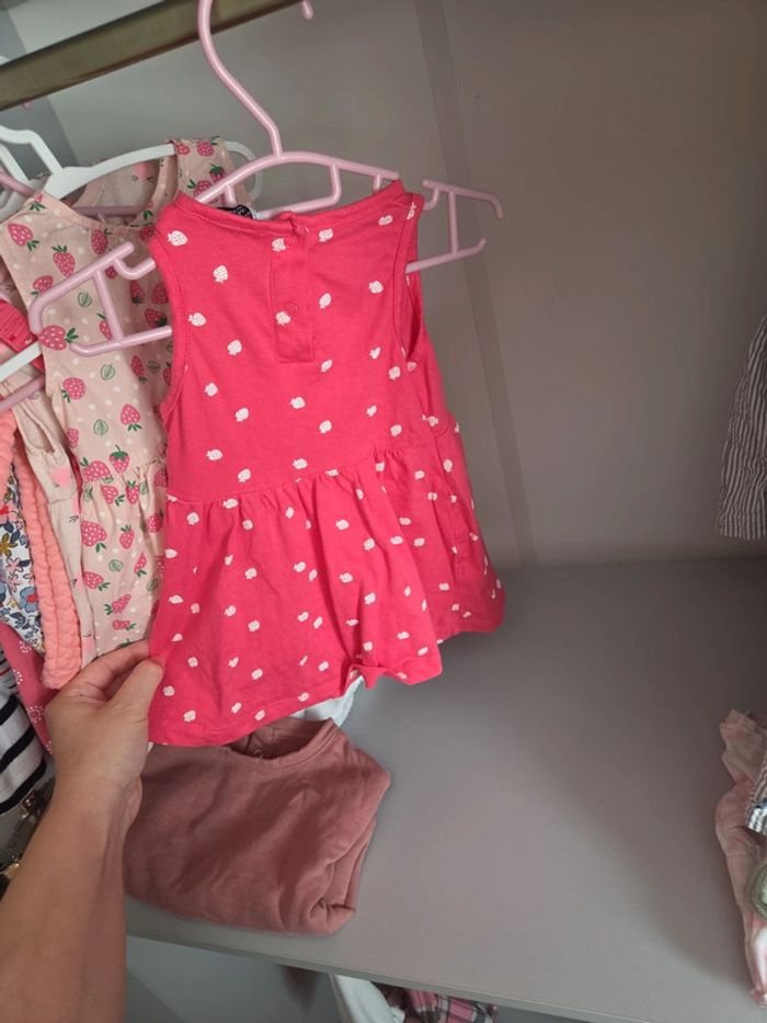 Jolie robe 6 mois fille avec petites fraises - photo numéro 2