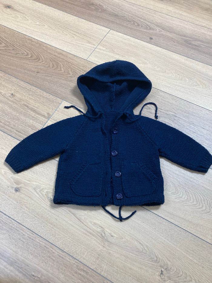 Gilet à capuche bleu marine tricoté