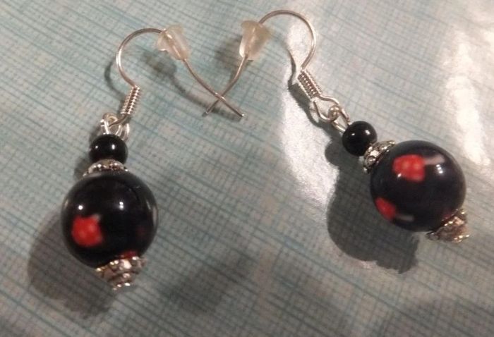 Boucles d'oreilles noir motif champignons rouge