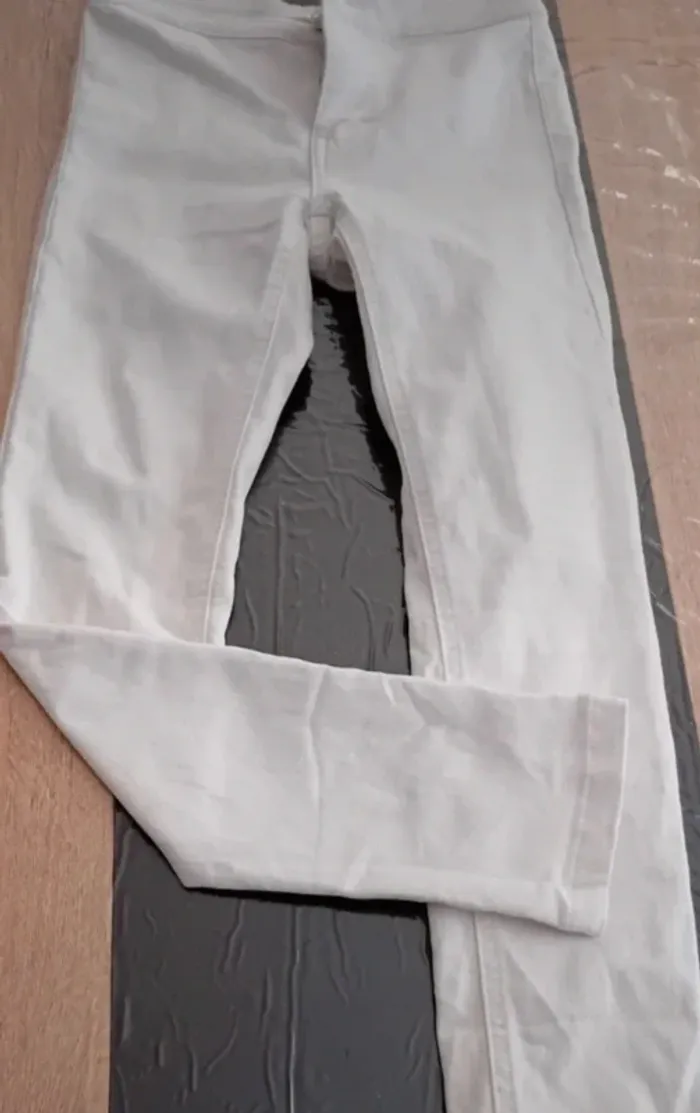 Très joli jean blanc Jennyfer taille 30 en parfait état