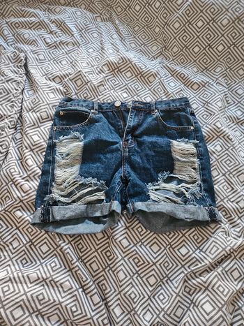Short court jean effet destroy