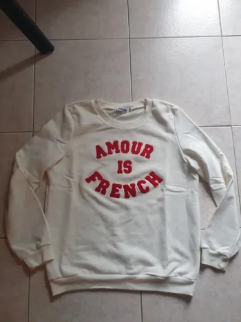 Sweat blanc inscription rouge