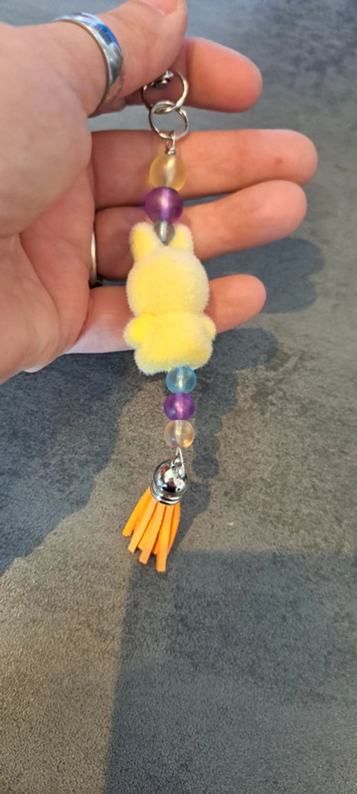 Porte-clés kawaii – Figurine style Labubu jaune & perles en verre - photo numéro 2