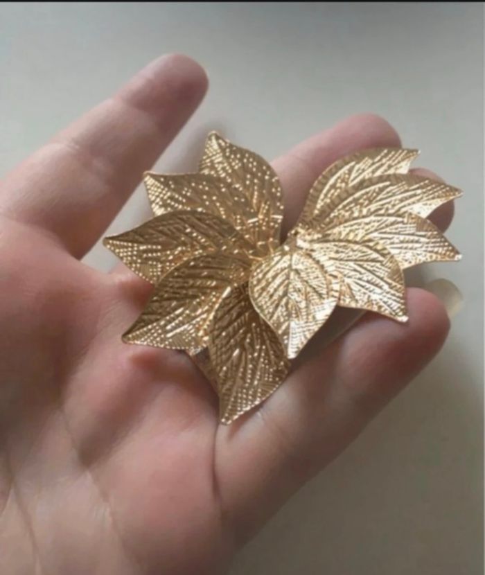 Boucles d’oreilles NEUVES pour femme forme de pétales de fleurs couleur doré - photo numéro 5