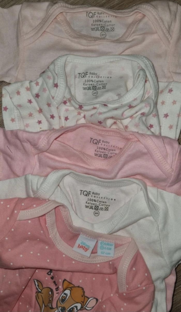 Lot de 5 bodies 4 TQF et 1 Disney (Bambi) 
Taille 6 mois - photo numéro 4
