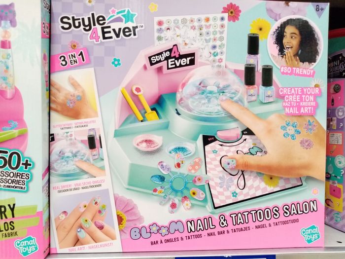 Bar à ongles et tatoos