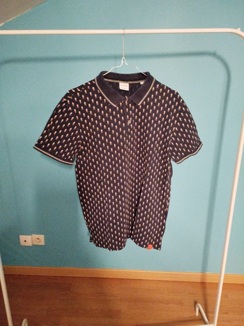 Polo motifs de petits triangles de couleurs