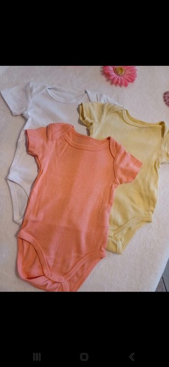 Lot de 3 bodies bébé taille 6 mois