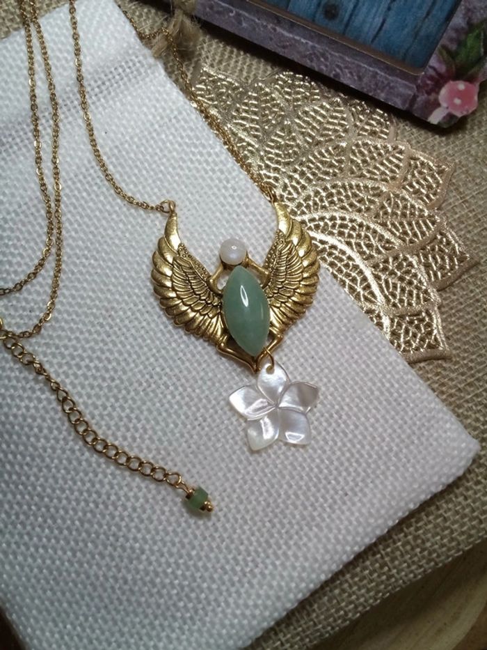 Collier scarabée, pierres semi précieuses et fleur nacrée