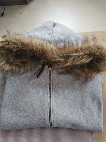 Cape grise  capuche fourrure