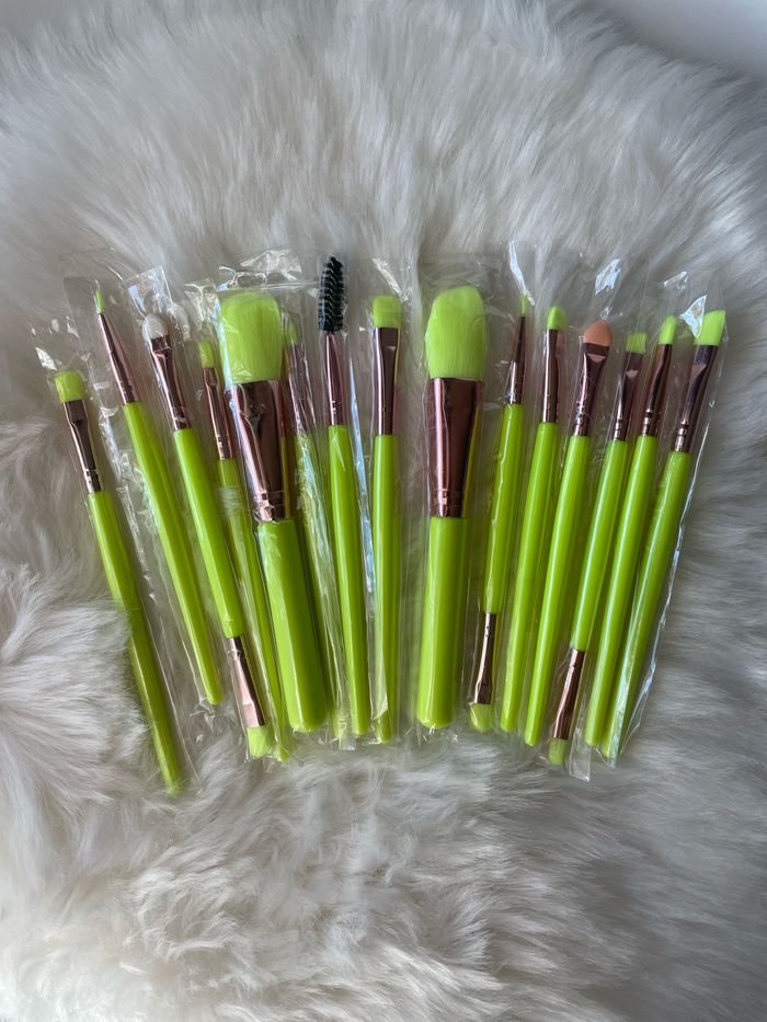 Lot pinceaux à maquillage fluo
