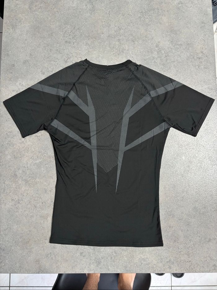T shirt haut compression manche courte Gymshark Onyx V5 taille S bleu et noir - photo numéro 3