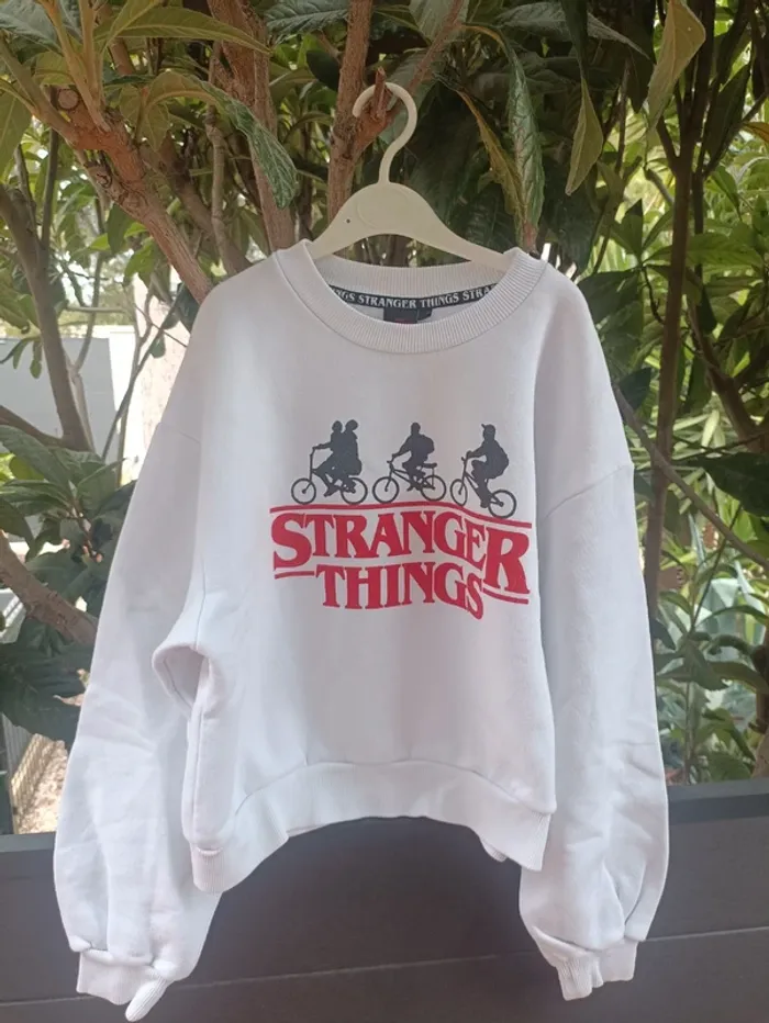Pull blanc stranger things taille S