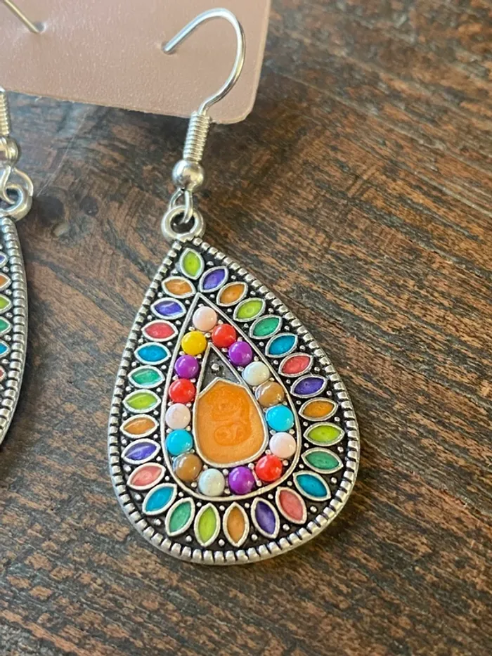 Magnifique paire de boucles d’oreilles avec pierres colorées - photo numéro 3