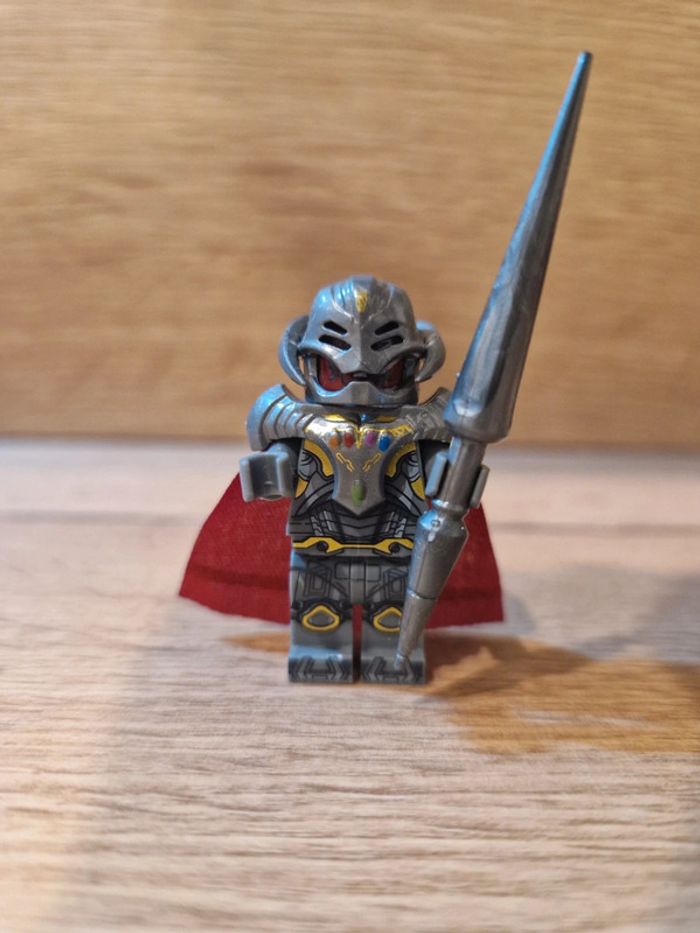 Figurine type lego Ultron Marvel