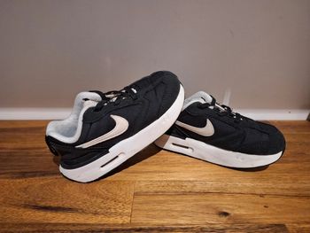 Baskets Nike taille 27