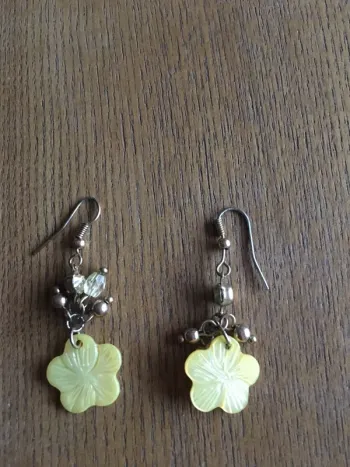 boucles d’oreille fleur jaune