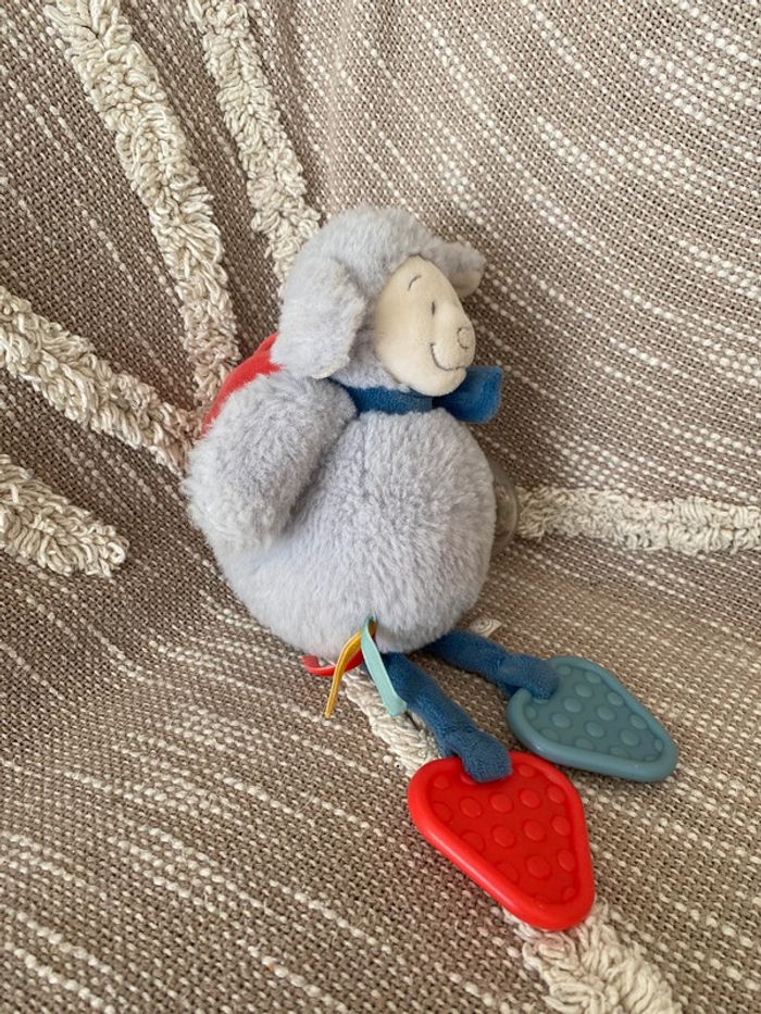 Peluche doudou d'éveil 25cm Noukie's Guss et Victor mouton brebis blanc bleu et rouge parfait état - photo numéro 2