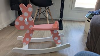 Cheval à bascule rose à pois blanc