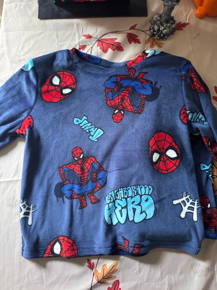 Pyjama velours Spiderman 5 ans neuf - photo numéro 4