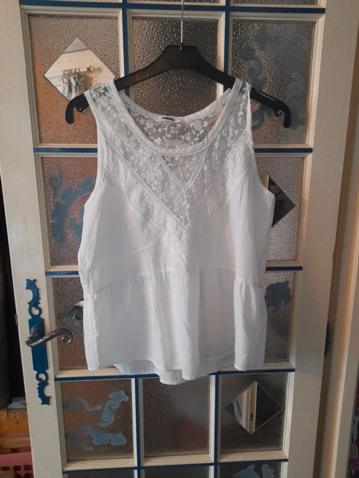 Joli haut dentelle