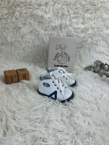 Paire de chaussures Babybotte blanche taille 18