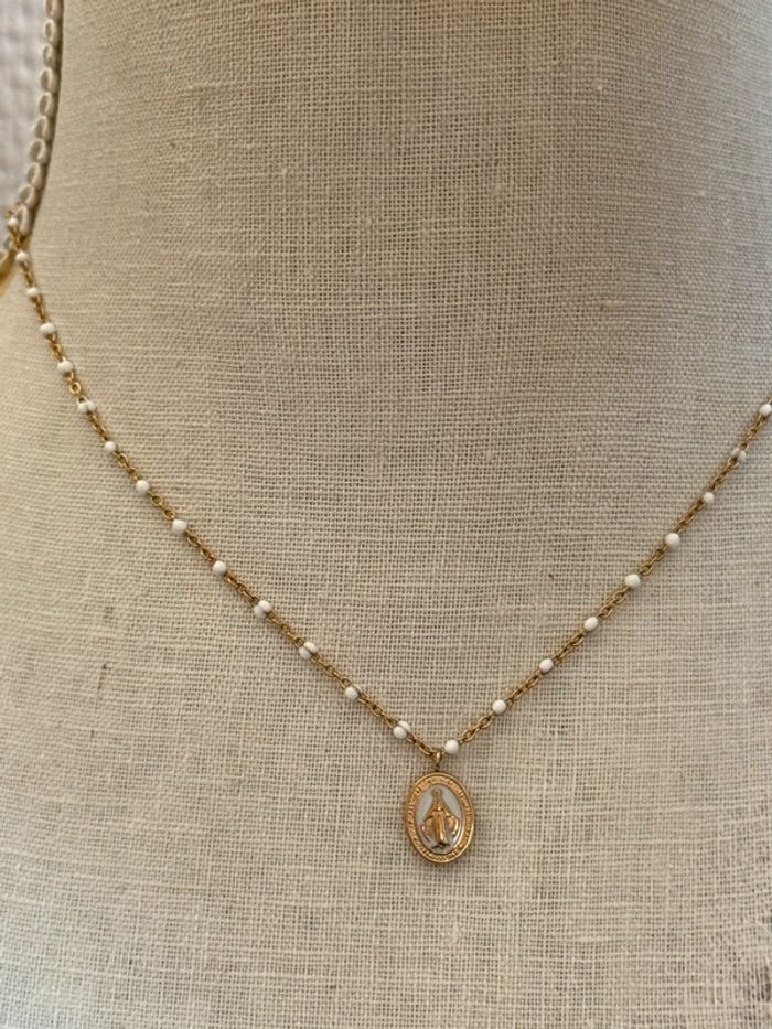 Collier réglable acier inoxydable or perles et médaille vierge résine blanche
