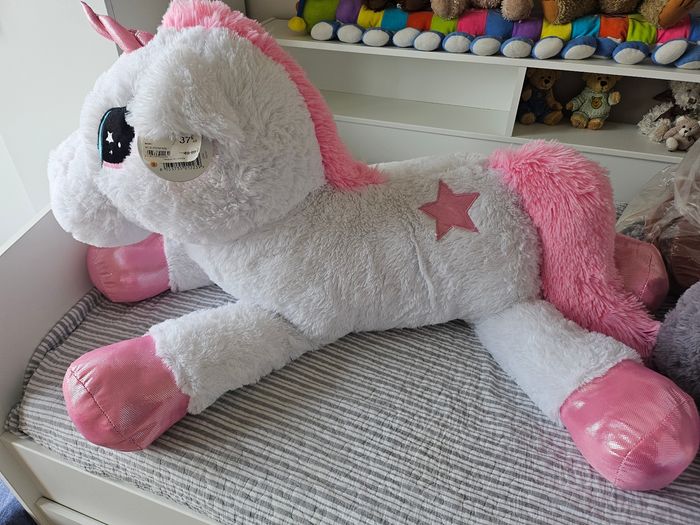 Énorme licorne en peluche