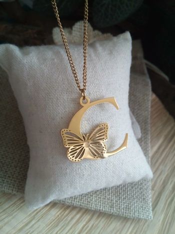 Collier lettre C avec papillon + pierre cristal de quartz