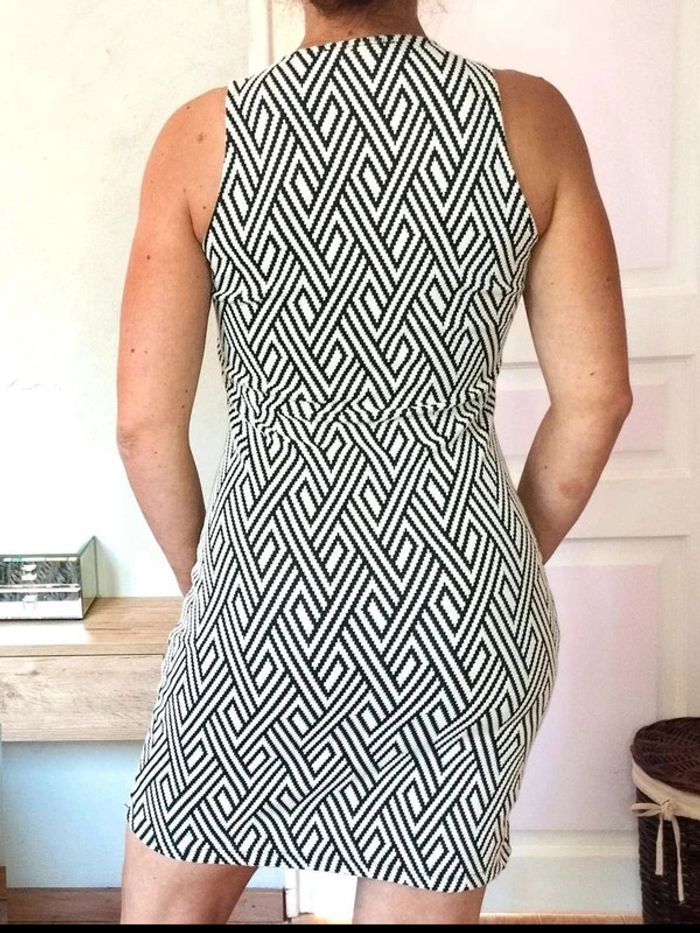 Robe  courte  moulante graphique  -  Noir écru - Mango - M- Parfait  état - photo numéro 4
