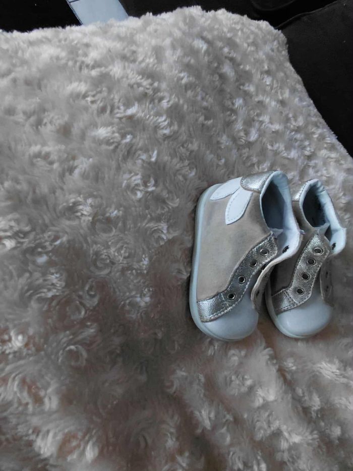 Très belle paire de bottines premier pas bébé fille Pointure 18 lisez bien l'annonce surtout - photo numéro 4