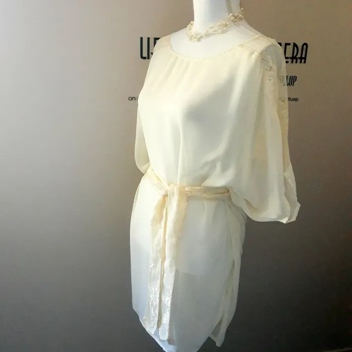 Robe blanche écru dentelle avec ceinture neuve taille M/L - photo numéro 4