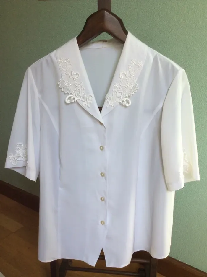 Chemisier blanc manches courtes avec broderies