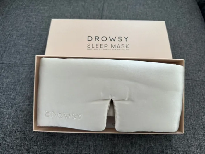 Masque de sommeil en soie Drowsy « Dusty Gold » - photo numéro 4